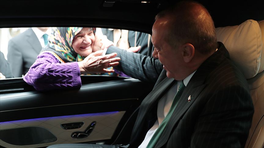 Erdoğan'dan yaşlı kadınla seçim sohbeti