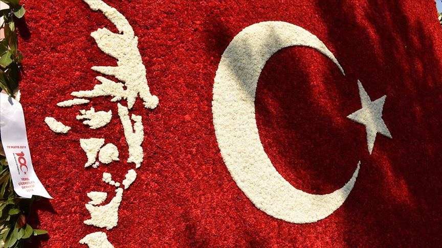 50 bin karanfil ile Türk bayrağı yaptılar!