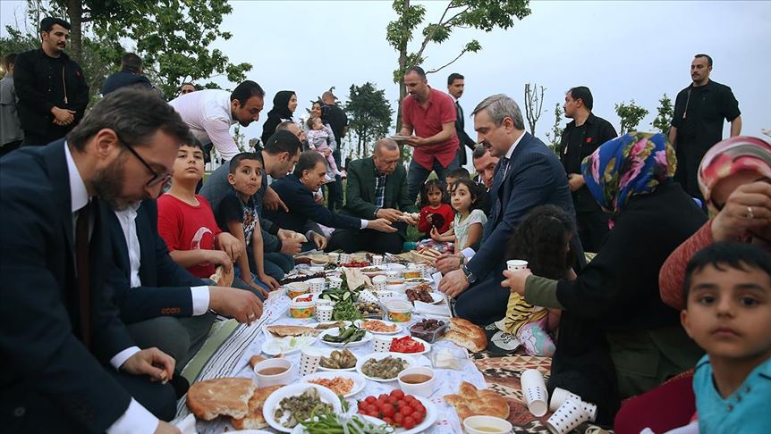 Cumhurbaşkanı Erdoğan vatandaşlarla iftar yaptı