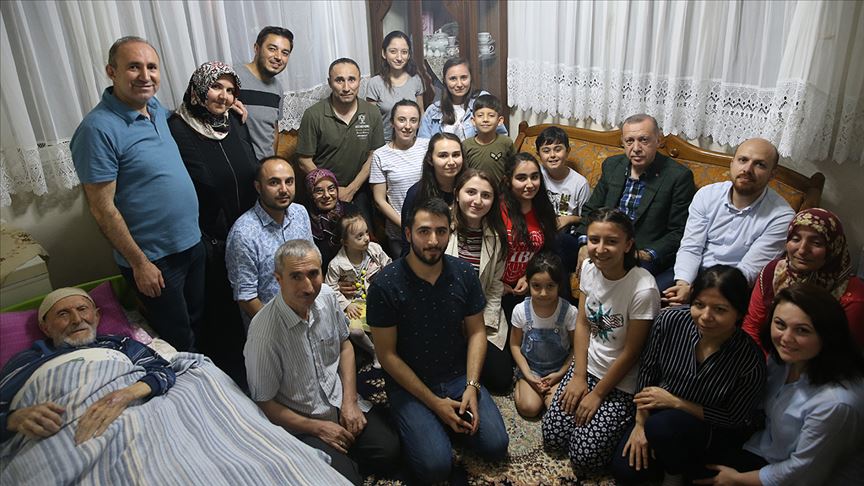 Cumhurbaşkanı Erdoğan Emekçi ve Soyutürk ailelerini ziyaret etti