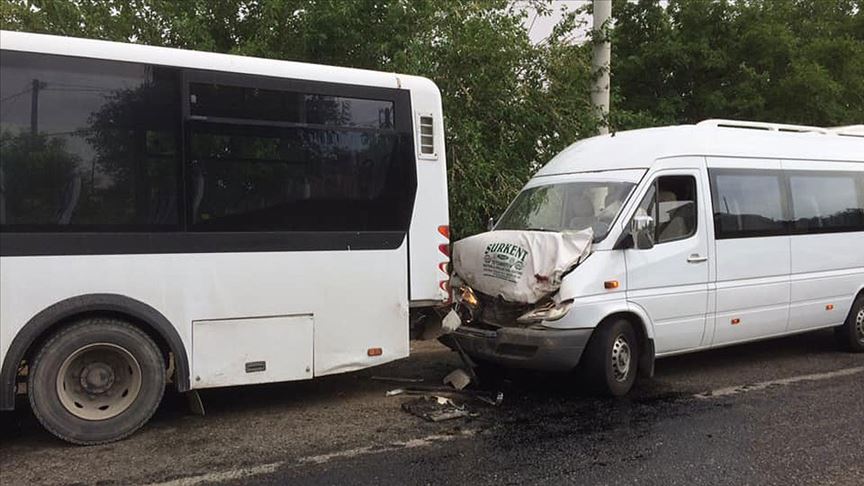 Diyarbakır'da minibüs otobüse çarptı: 20 yaralı