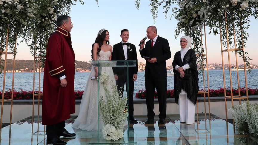 Cumhurbaşkanı Erdoğan Mesut Özil’in nikah şahidi oldu