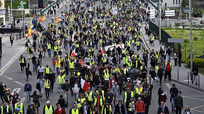 Fransa'da sarı yelekliler sokaklarda