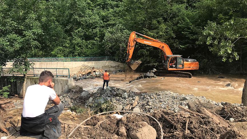 Araklı'daki selde kaybolan 2 kişiyi arama çalışmaları sürüyor