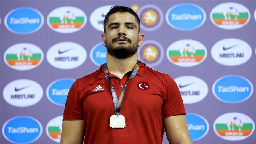 Milli güreşçi Taha Akgül'den altın madalya