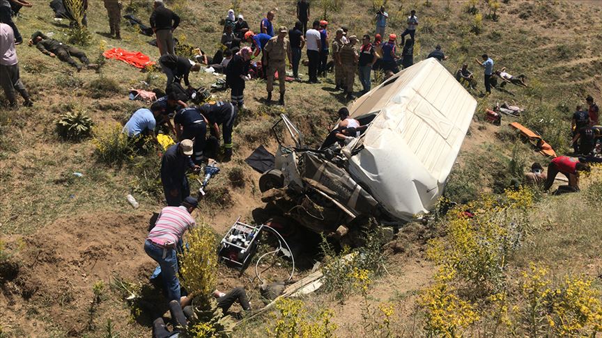 Van'da düzensiz göçmenleri taşıyan minibüs devrildi