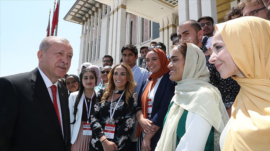 Cumhurbaşkanı Erdoğan Amerikalı ve Kanadalı öğrencileri kabul etti