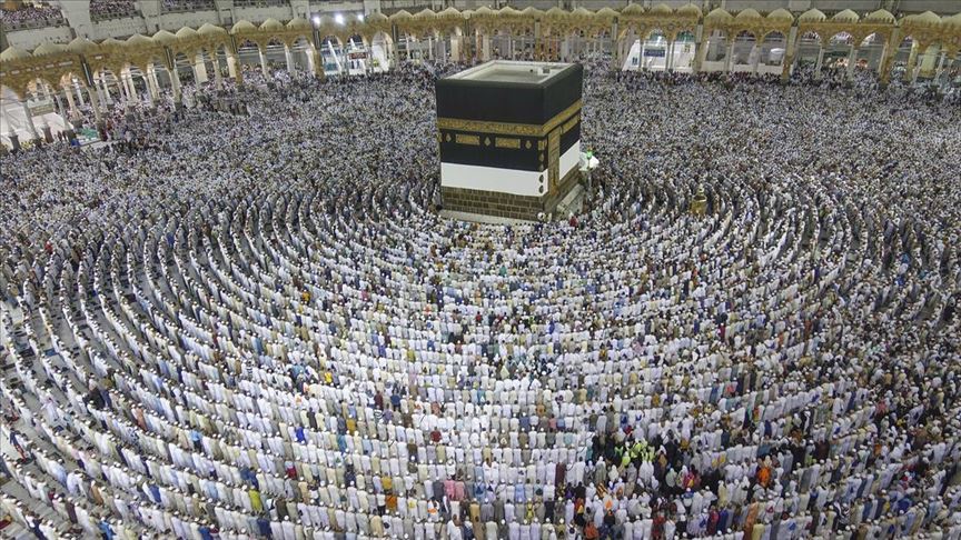 Yüz binlerce hacı adayı cuma namazını Mescid-i Haram'da kıldı