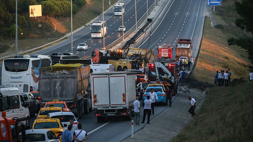 İstanbul Havalimanı yolu kaza sonucu trafiğe kapatıldı