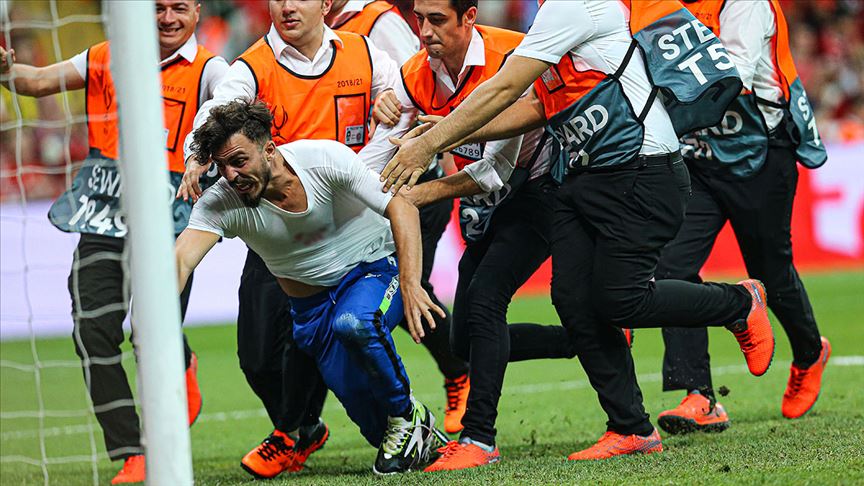 UEFA Süper Kupa maçında sahaya atlayan şahıs adliyeye sevk edildi