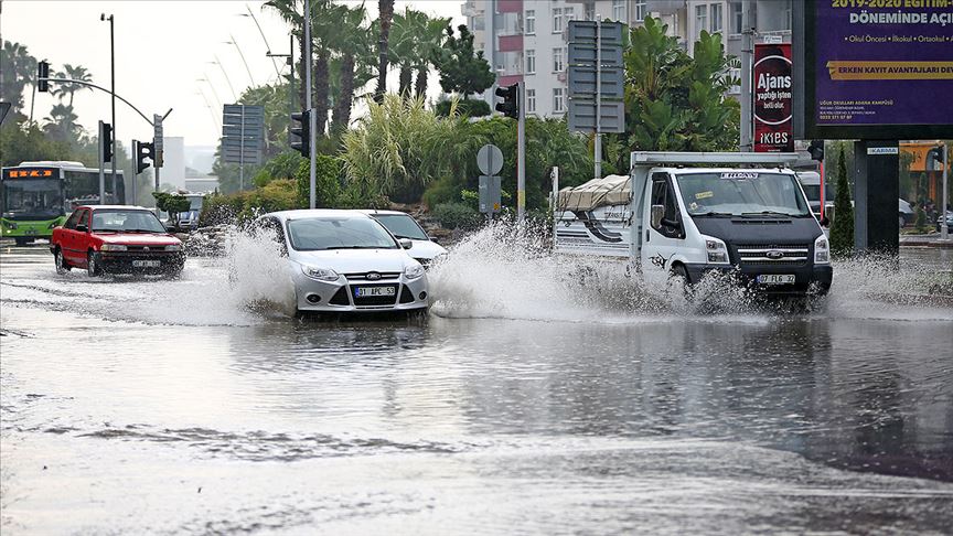 Adana'da sağanak hayatı olumsuz etkiledi