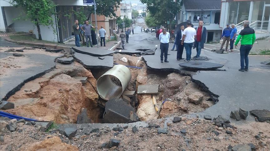 Kocaeli'de sağanak yağış hayatı olumsuz etkiledi