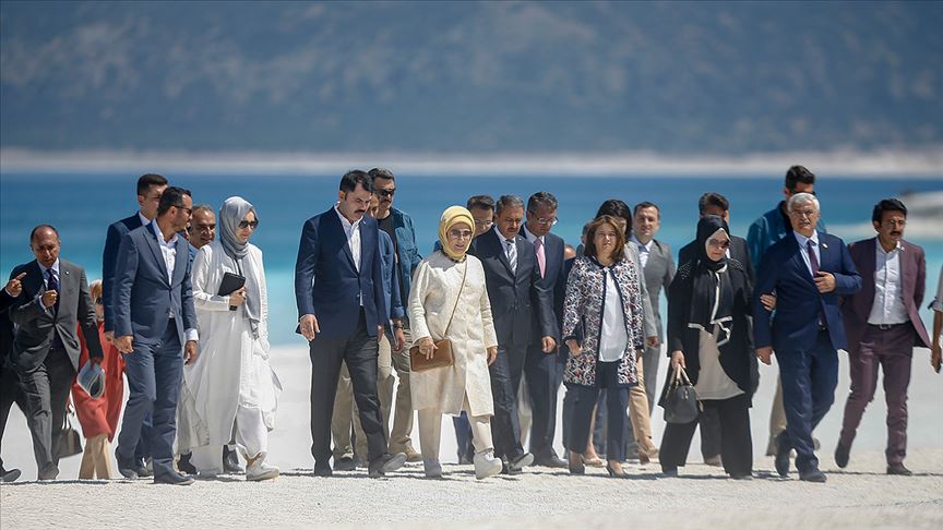 Emine Erdoğan Salda Gölü'nü gezdi