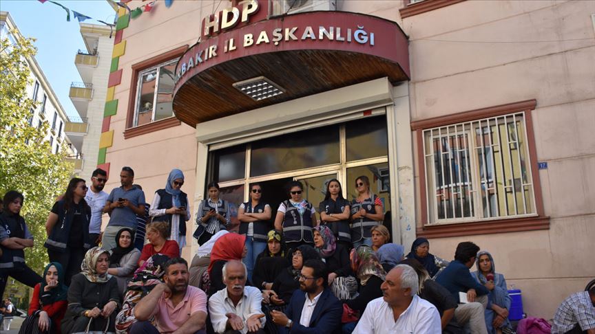 Evlatları için nöbet tutan Diyarbakır annelerine destek