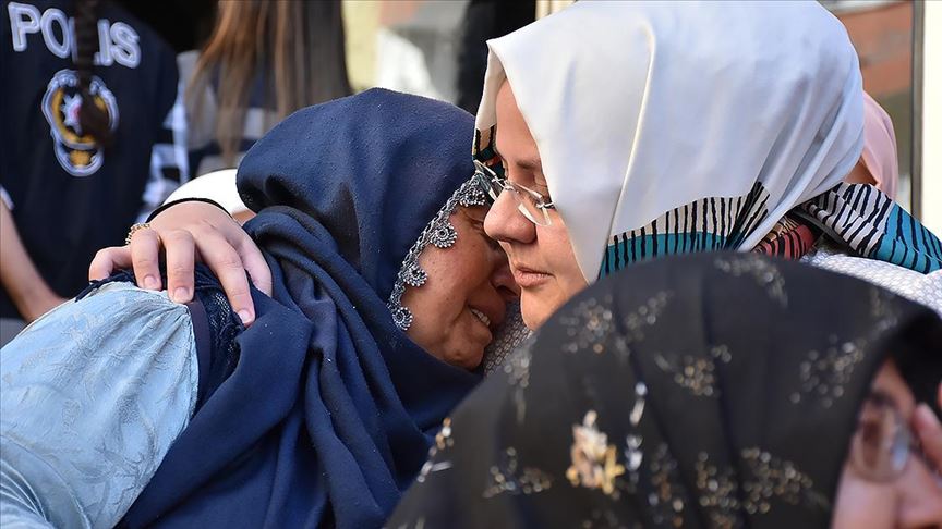 Bakan Selçuk'tan, oturma eylemi yapan Diyarbakır annelerine ziyaret