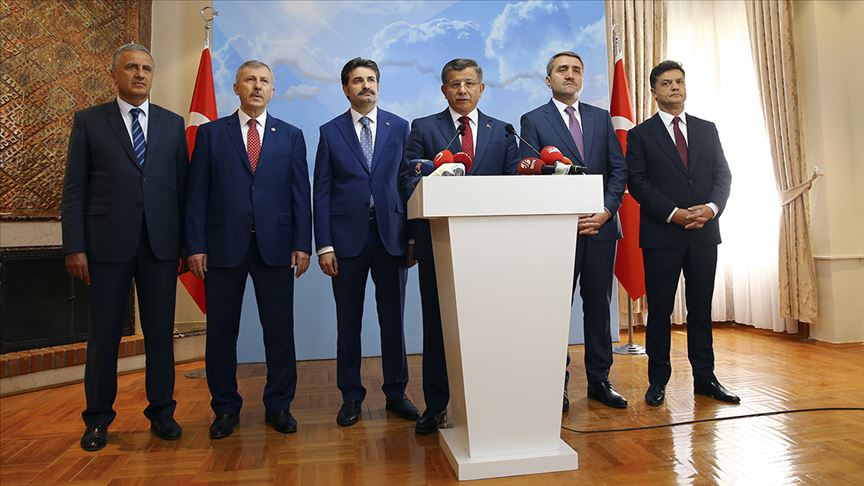 Eski başbakan Davutoğlu AK Parti'den istifa etti!