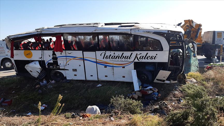 Afyonkarahisar'da yolcu otobüsü devrildi: 1 ölü, 40 yaralı