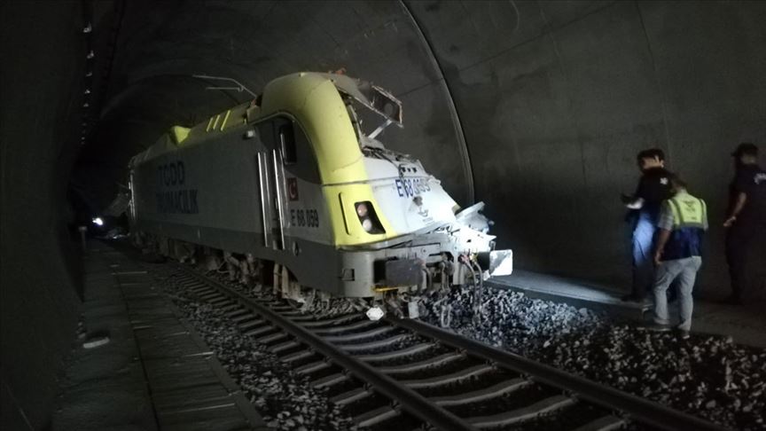 Bilecik'te kılavuz tren tünelde raydan çıktı: 2 ölü