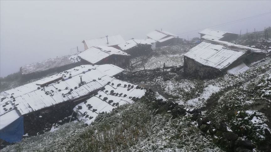 Rize'de Huser Yaylası'na mevsimin ilk karı yağdı