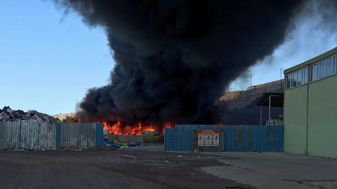 Kırıkkale'de fabrika deposunda yangın