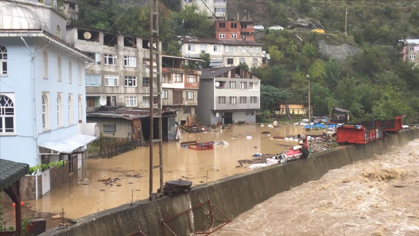 Artvin'de dereler taştı, yollar kapandı!