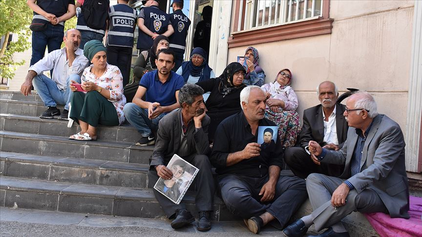 Diyarbakır annelerinin oturma eylemine destek ziyaretleri