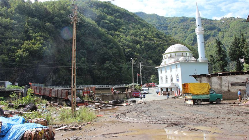 Artvin'de yağıştan zarar gören ev ve iş yerlerinde onarım çalışmaları sürüyor