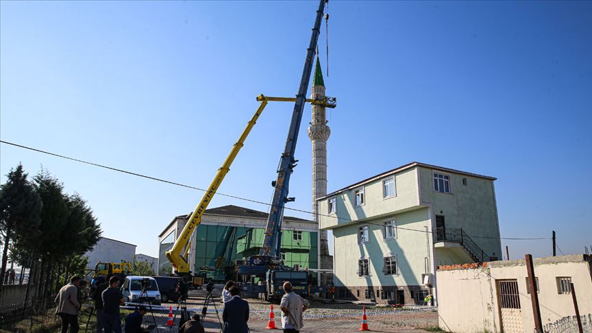 İstanbul'daki depremde hasar gören minarenin yıkımına başlandı