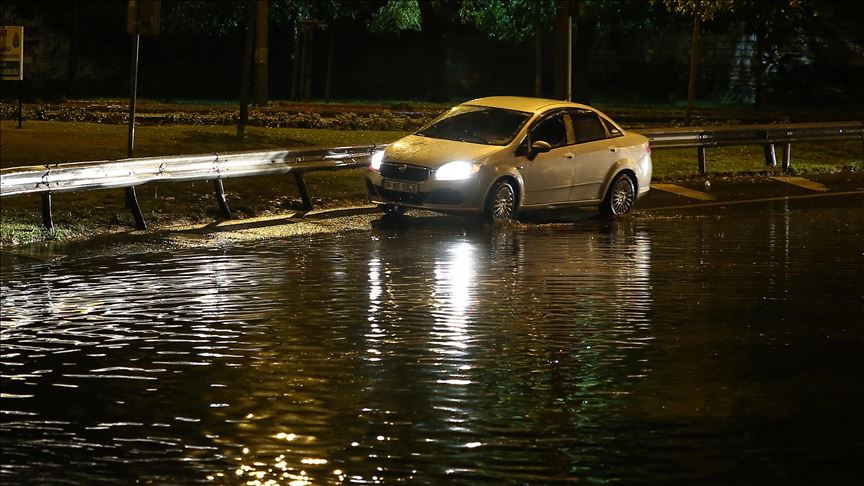 İstanbul'da kuvvetli fırtına ve sağanak hasara yol açtı