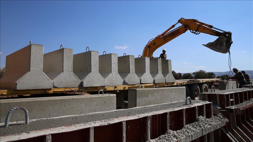 Afrin sınırına beton blok sevkiyatı