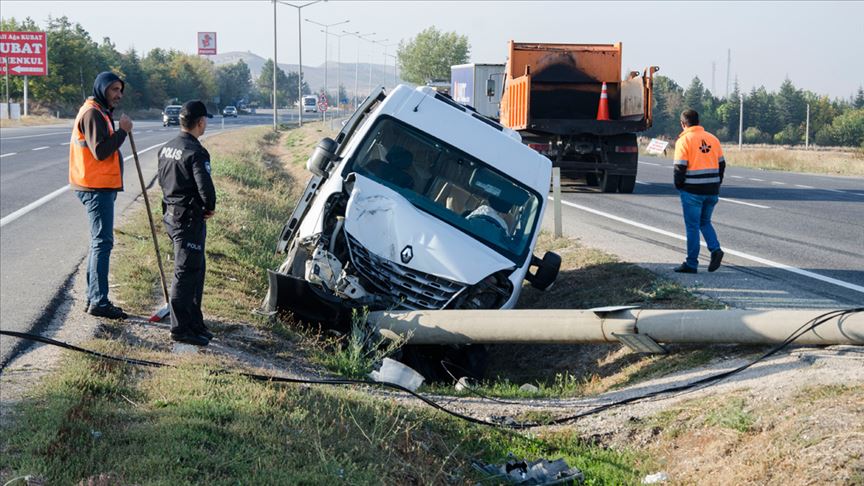 Ankara'da servis minibüsü devrildi: 15 yaralı