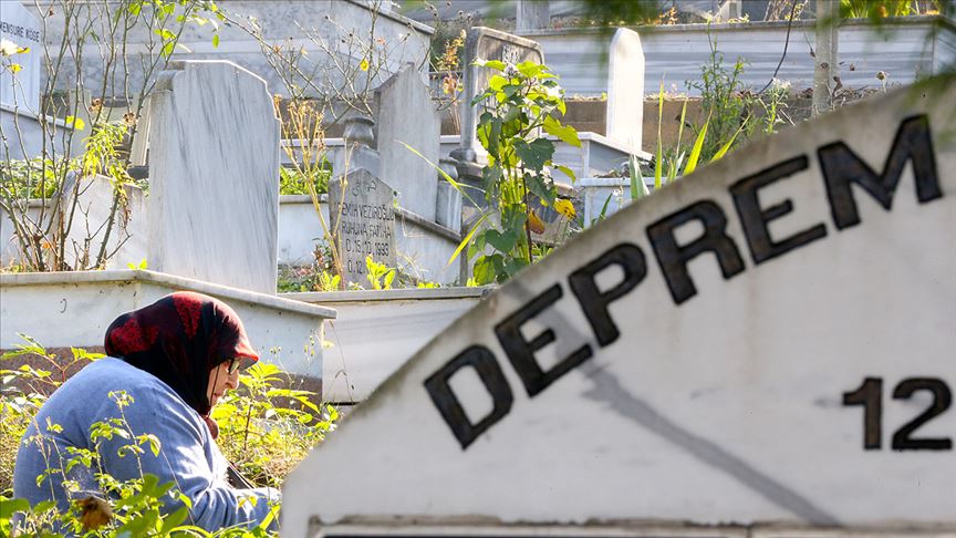 Düzce'deki depremde hayatını kaybedenler mezarları başında anıldı