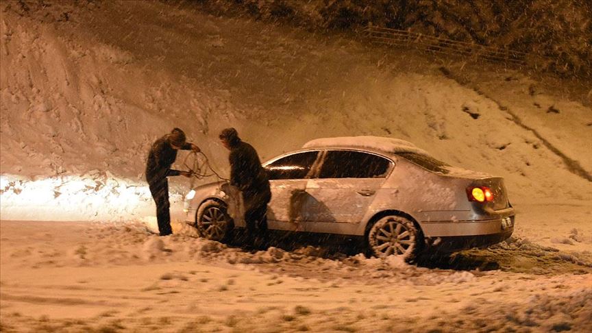 Kayseri ve Erzincan'da kar yağışı ulaşımı olumsuz etkiledi