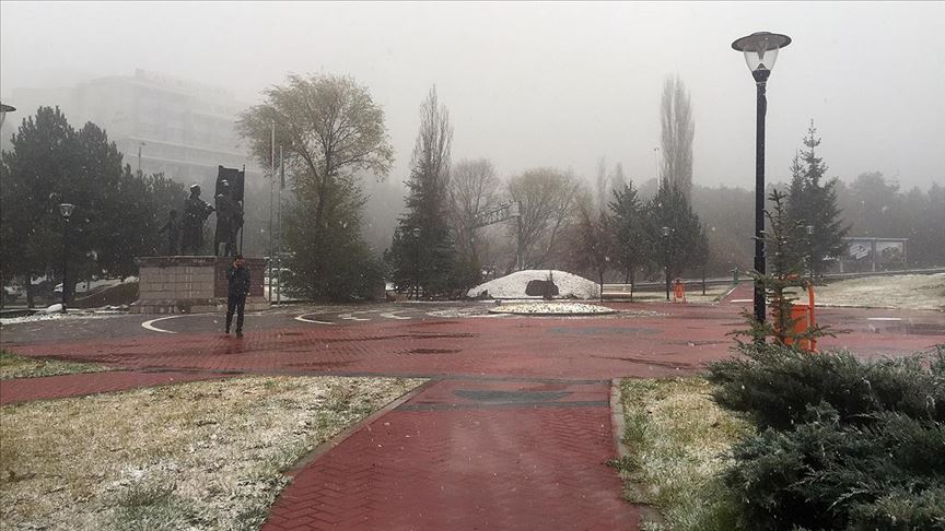 Başkentte mevsimin ilk karı yağdı!