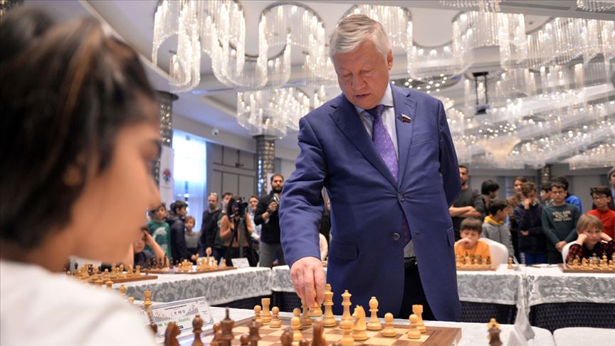 Büyük Usta Karpov 10 sporcuyla aynı anda satranç oynadı