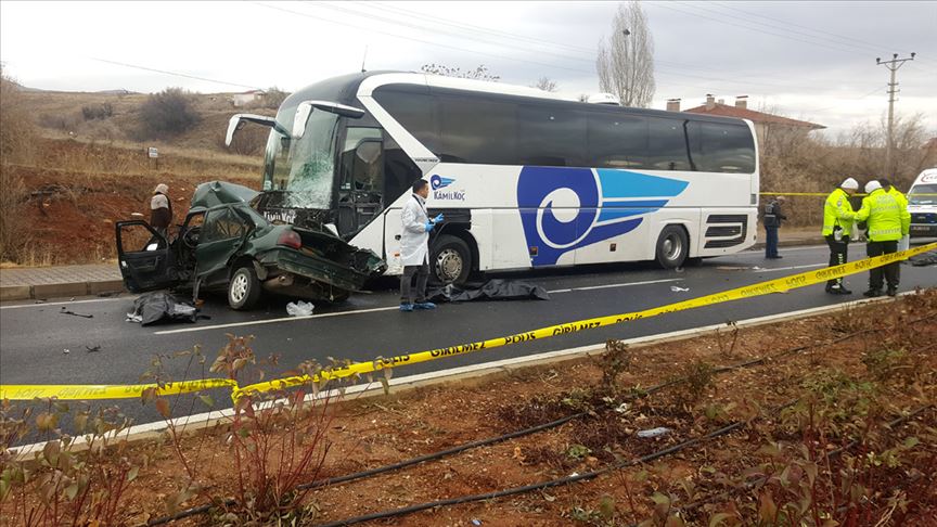 Kırşehir'de yolcu otobüsü ile otomobil çarpıştı: 4 ölü