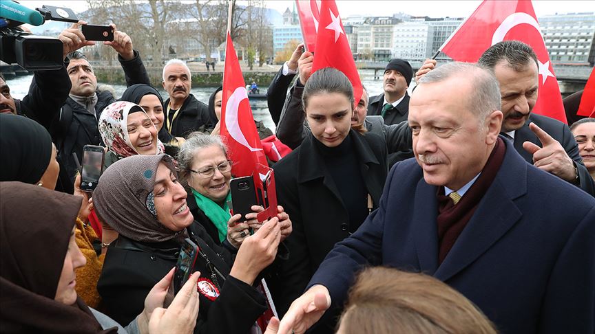 Cumhurbaşkanı Erdoğan İsviçre'de sevgi gösterileriyle karşılandı