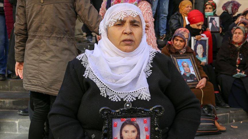 Diyarbakır annelerinden Kaya: HDP ve PKK nasıl kızımı götürmüşse öyle getirsin