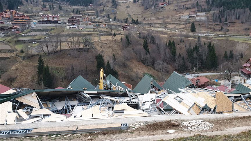 Uzungöl'de kaçak binaların yıkımına başlandı