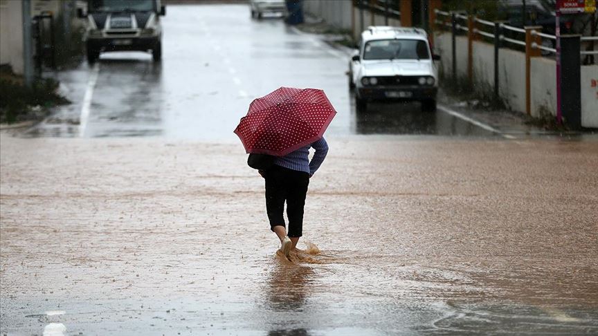 Adana'da sağanak hayatı olumsuz etkiledi