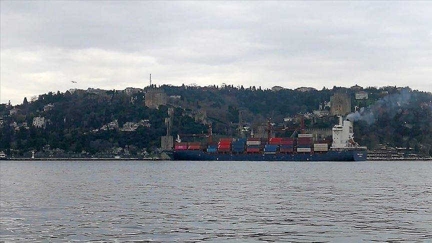 Yük gemisi İstanbul Boğazı'nda karaya oturdu!