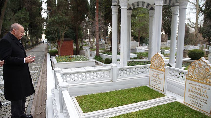Cumhurbaşkanı Erdoğan anne ve babasının mezarlarını ziyaret etti