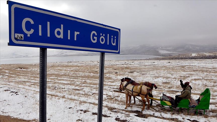 Atlı kızakçılar Çıldır Gölü'nün tamamen donmasını bekliyor