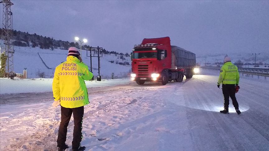 Bolu-Zonguldak kara yolu kar yağışı nedeniyle tır geçişine kapatıldı