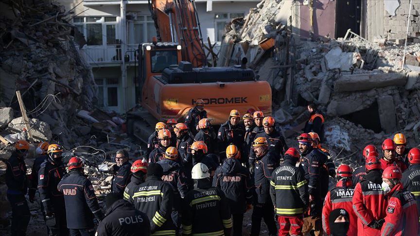 Elazığ'daki depremde Sürsürü Mahallesi'nde yıkılan binada arama kurtarma çalışmaları sürüyor