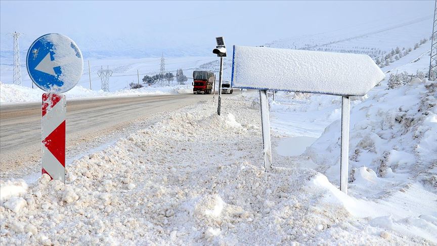 Sivas'ta 532 köy yolu kar nedeniyle ulaşıma kapandı