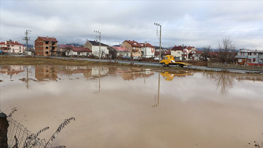 Bolu'da sağanak su baskınlarına neden oldu