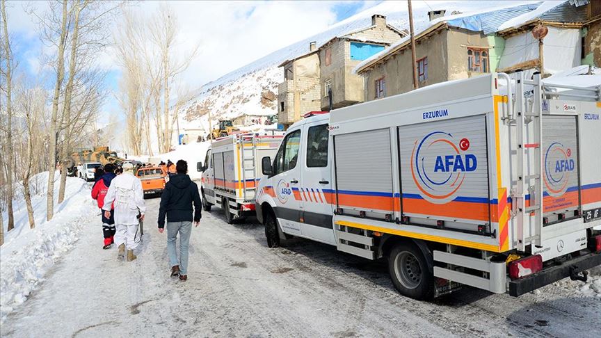 Van'da çığın düştüğü bölgede arama çalışmaları yeniden başladı