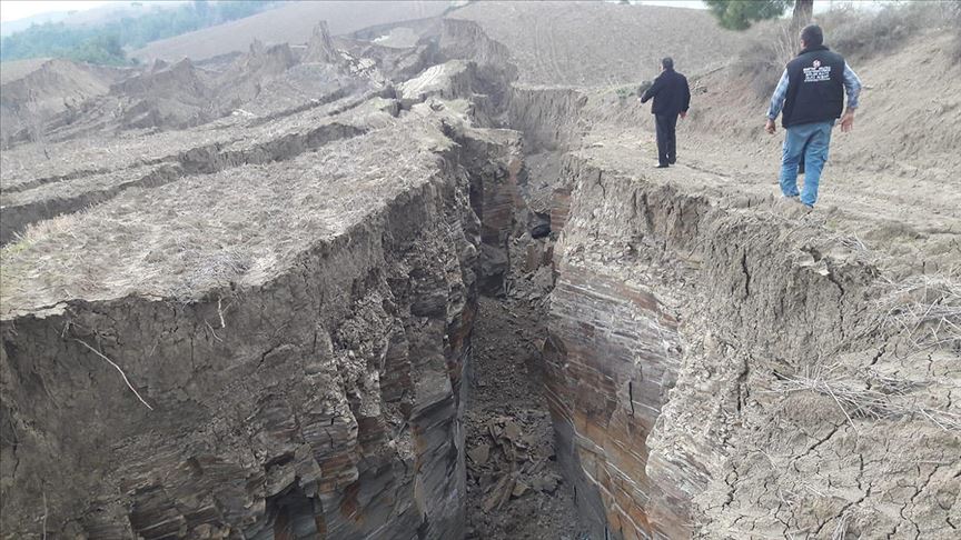 Adana'da iki mahallede heyelan oldu!