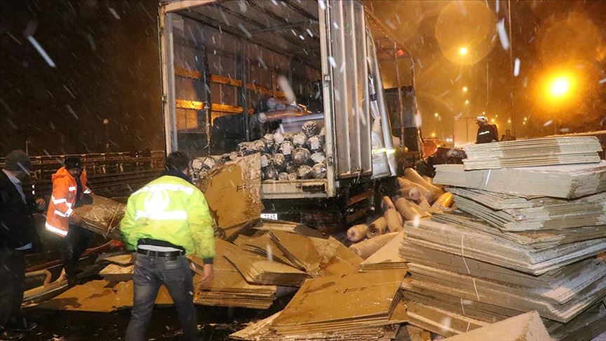 Anadolu Otoyolu'nda yanan kamyon trafiği aksattı